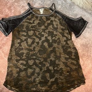 Camo and cold shoulder size L
